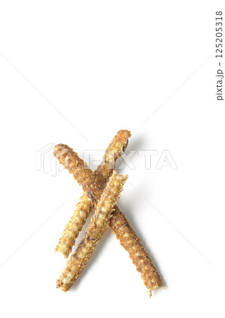 鰻の骨の煎餅を白バックで撮影 125205318
