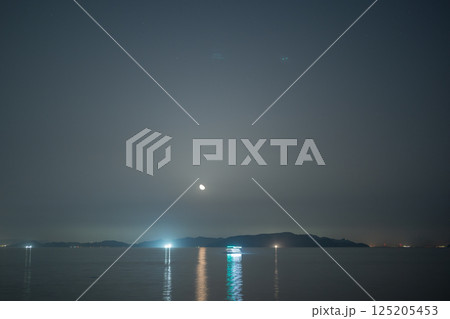 日本の岡山県浅口市寄島町の美しい春の星空 日本の岡山県浅口市寄島町の美しい春の星空 125205453