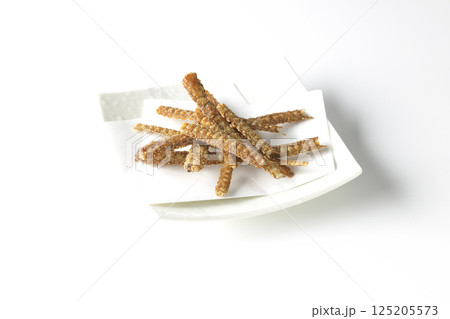 鰻の骨の煎餅を白バックで撮影 鰻の骨の煎餅を白バックで撮影 125205573