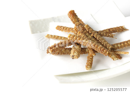鰻の骨の煎餅を白バックで撮影 鰻の骨の煎餅を白バックで撮影 125205577