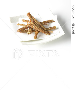 鰻の骨の煎餅を白バックで撮影 鰻の骨の煎餅を白バックで撮影 125205580