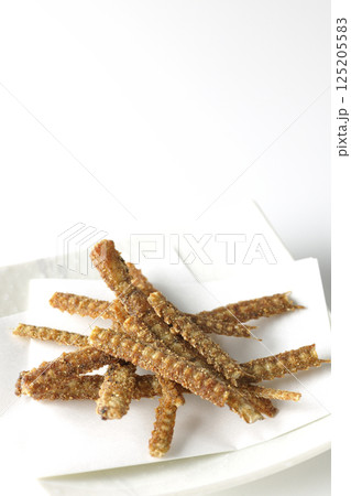 鰻の骨の煎餅を白バックで撮影 鰻の骨の煎餅を白バックで撮影 125205583