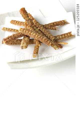 鰻の骨の煎餅を白バックで撮影 鰻の骨の煎餅を白バックで撮影 125205584