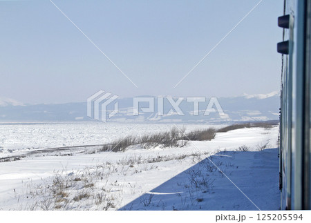 オホーツク海の流氷を望む釧網本線車窓　流氷物語号　流氷ノロッコ号 125205594