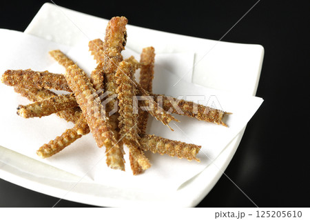 鰻の骨の煎餅を黒背景で撮影 125205610