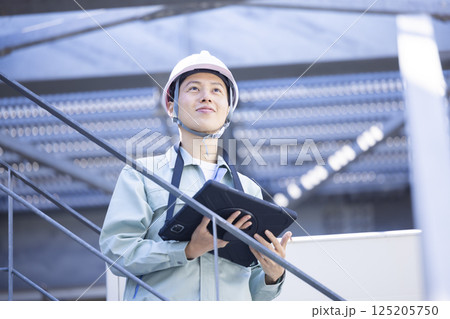 工事現場で働く作業員 撮影協力:学校法人電波学園 東京電子専門学校 工事現場で働く作業員 撮影協力:学校法人電波学園 東京電子専門学校 125205750