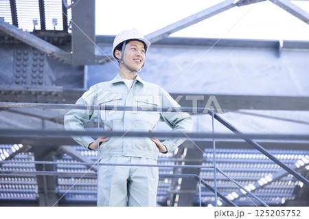 工事現場で働く作業員 撮影協力:学校法人電波学園 東京電子専門学校 工事現場で働く作業員 撮影協力:学校法人電波学園 東京電子専門学校 125205752