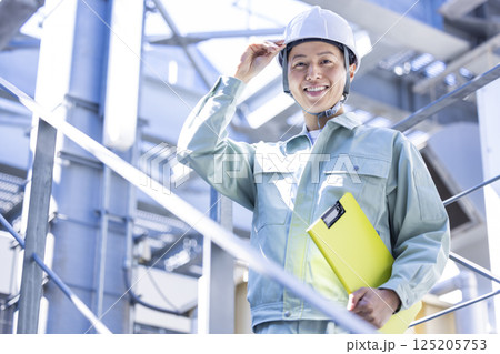 工事現場で働く作業員　撮影協力：学校法人電波学園　東京電子専門学校 125205753