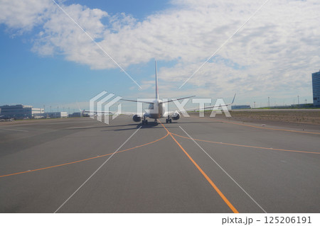空港の滑走路 125206191