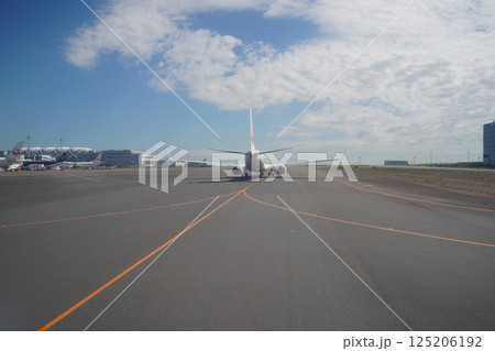 空港の滑走路 空港の滑走路 125206192