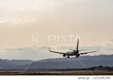 夕暮れの仙台空港　着陸中の飛行機　宮城県名取市 125206296