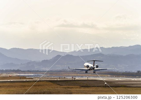 夕暮れの仙台空港 着陸中の飛行機 宮城県名取市 夕暮れの仙台空港 着陸中の飛行機 宮城県名取市 125206300