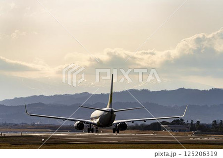 夕暮れの仙台空港　離陸中の飛行機　宮城県名取市 125206319