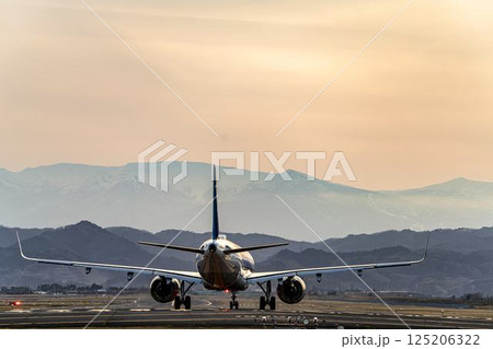 夕暮れの仙台空港　離陸中の飛行機　宮城県名取市 125206322