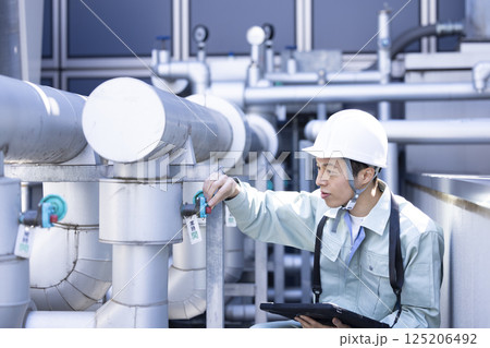 ビルメンテナンス　設備点検をする男性　撮影協力：学校法人電波学園　東京電子専門学校 125206492