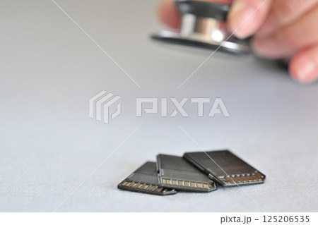 SDカードと聴診器 125206535