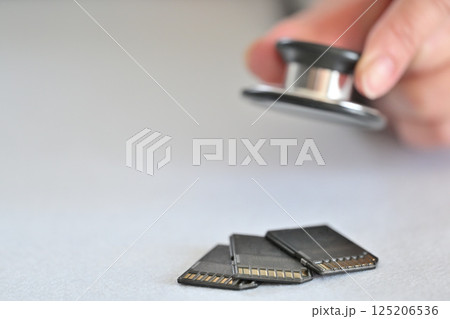 SDカードと聴診器 125206536