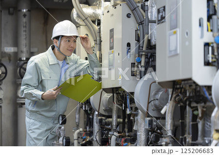 ビルメンテナンス　設備点検をする男性　撮影協力：学校法人電波学園　東京電子専門学校 125206683