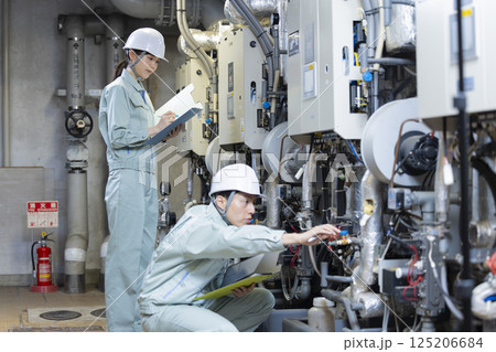 ビルメンテナンス　設備点検をする男性　撮影協力：学校法人電波学園　東京電子専門学校 125206684