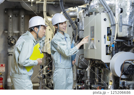 ビルメンテナンス　設備点検をするスタッフ　撮影協力：学校法人電波学園　東京電子専門学校 125206686