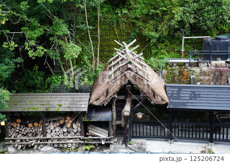 川のそばの足湯の小屋 125206724