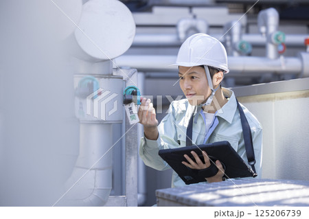 ビルメンテナンス 設備点検をする男性 撮影協力:学校法人電波学園 東京電子専門学校 ビルメンテナンス 設備点検をする男性 撮影協力:学校法人電波学園 東京電子専門学校 125206739