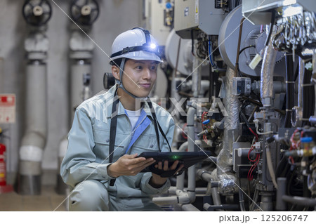ビルメンテナンス 設備点検をする男性 撮影協力:学校法人電波学園 東京電子専門学校 ビルメンテナンス 設備点検をする男性 撮影協力:学校法人電波学園 東京電子専門学校 125206747