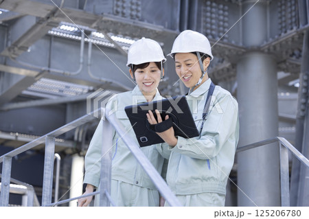 工事現場で働く作業員 撮影協力:学校法人電波学園 東京電子専門学校 工事現場で働く作業員 撮影協力:学校法人電波学園 東京電子専門学校 125206780