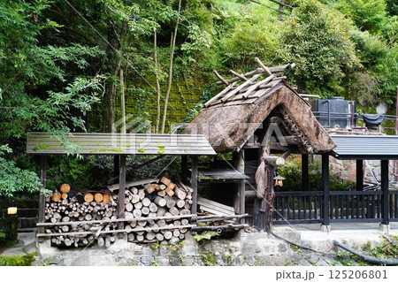 田舎の風景　茅葺屋根の小屋 125206801