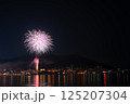 水面に映る花火／日本の夏の風景 125207304