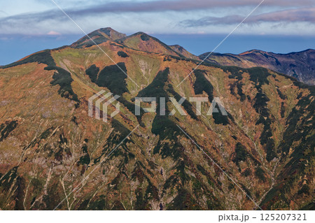 飯豊連峰・飯豊本山の登りから見る北股岳・梅花皮岳 125207321
