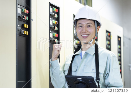 ビルメンテナンス 設備点検をする男性 撮影協力:学校法人電波学園 東京電子専門学校 ビルメンテナンス 設備点検をする男性 撮影協力:学校法人電波学園 東京電子専門学校 125207529