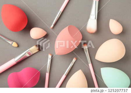 Makeup brush and beauty makeup sponges on grey background. Beauty and makeup concept 125207737