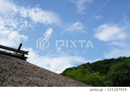 茅葺屋根と青空 125207939