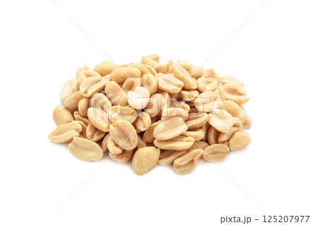 Roasted peanuts isolated on a white background 125207977