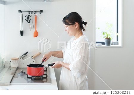 料理する女性 料理する女性 125208212