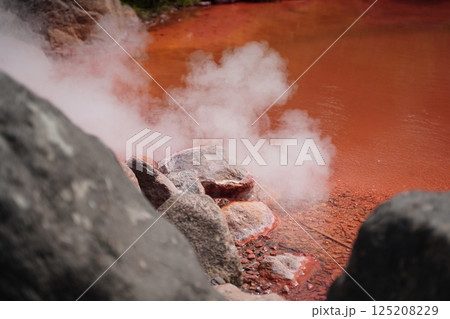 温泉地の地獄の池 温泉地の地獄の池 125208229
