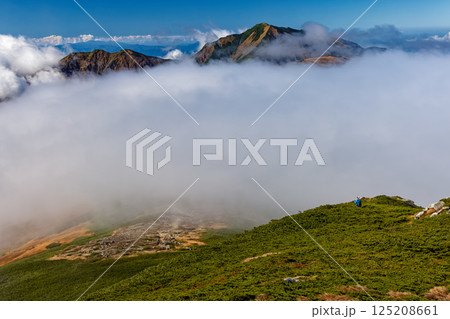 飯豊本山から見る流れる雲と大日岳 125208661