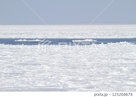 オホーツク海の流氷を望む釧網本線車窓　流氷物語号　流氷ノロッコ号 125208678
