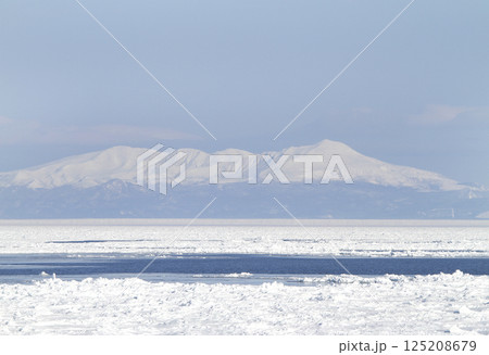 オホーツク海の流氷を望む釧網本線車窓　流氷物語号　流氷ノロッコ号 125208679