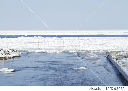 オホーツク海の流氷を望む釧網本線車窓 流氷物語号 流氷ノロッコ号 オホーツク海の流氷を望む釧網本線車窓 流氷物語号 流氷ノロッコ号 125208682