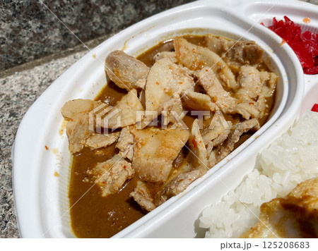 目玉焼きと豚バラ肉トッピングのカレーライス テイクアウト 目玉焼きと豚バラ肉トッピングのカレーライス テイクアウト 125208683