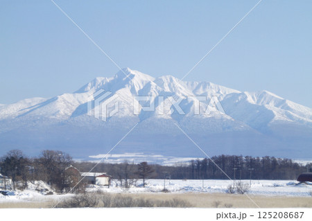 オホーツク海の流氷を望む釧網本線車窓　流氷物語号　流氷ノロッコ号 125208687