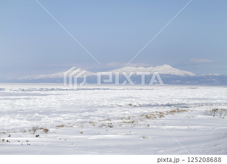 オホーツク海の流氷を望む釧網本線車窓　流氷物語号　流氷ノロッコ号 125208688