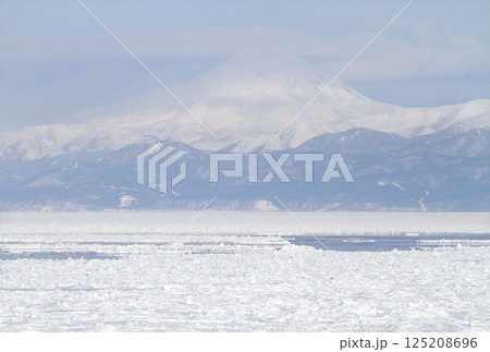 オホーツク海の流氷を望む釧網本線車窓　流氷物語号　流氷ノロッコ号 125208696