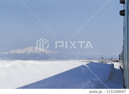 オホーツク海の流氷を望む釧網本線車窓　流氷物語号　流氷ノロッコ号 125208697