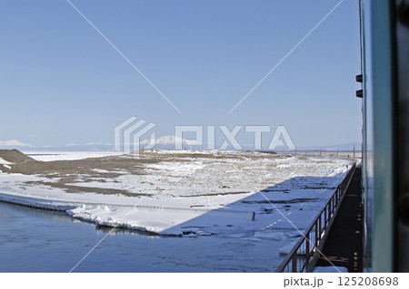 オホーツク海の流氷を望む釧網本線車窓　流氷物語号　流氷ノロッコ号 125208698