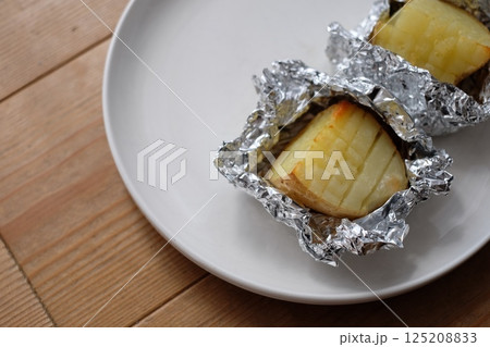 アルミホイルに包まれたじゃがバター アルミホイルに包まれたじゃがバター 125208833