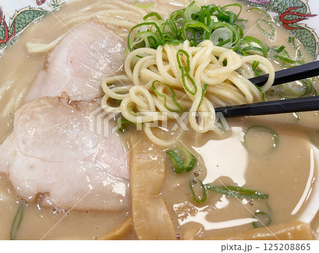 鶏ガラスープこってりラーメン 125208865