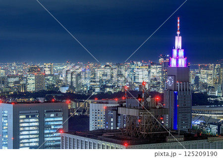 【夜景100選】東京都庁展望室から眺めるドコモタワーと新宿の夜景 【夜景100選】東京都庁展望室から眺めるドコモタワーと新宿の夜景 125209190